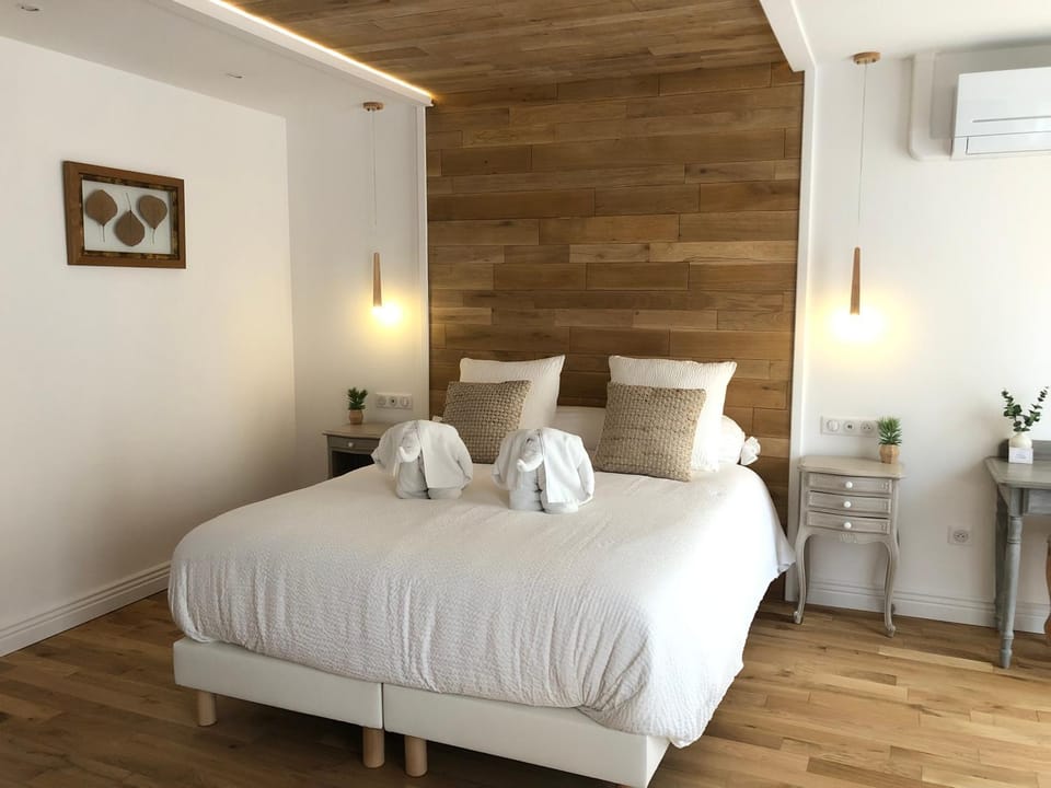 Bed, Photo of the whole room