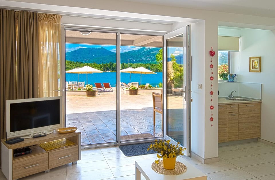 TV and multimedia, Kitchen or kitchenette, Seating area, Bedroom, Sea view