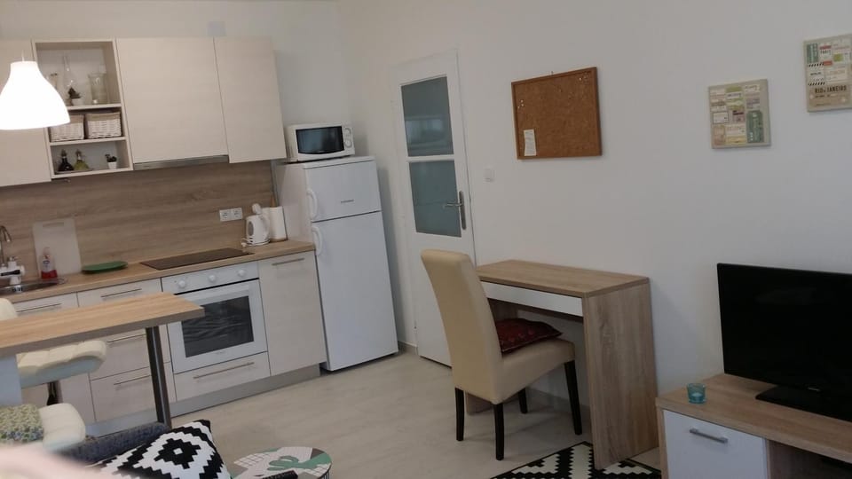 TV and multimedia, Kitchen or kitchenette, Living room, Seating area