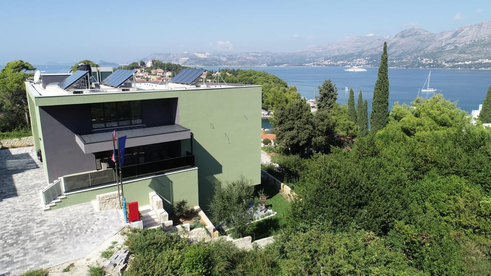 Facade/entrance, Bird's eye view