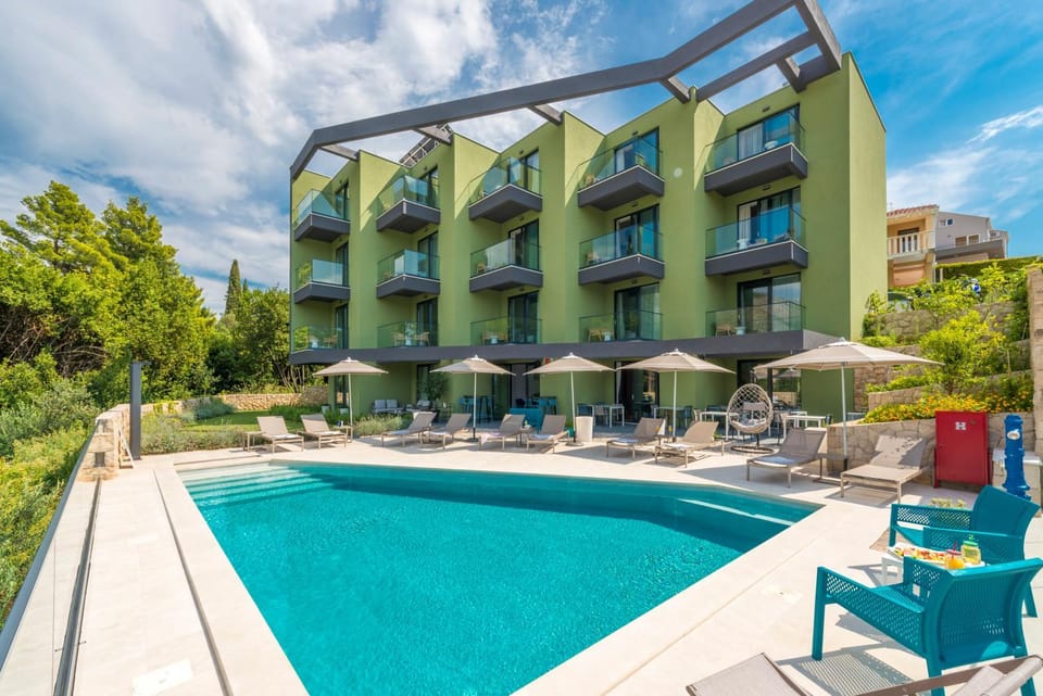 Property building, Garden, Balcony/Terrace, Swimming pool