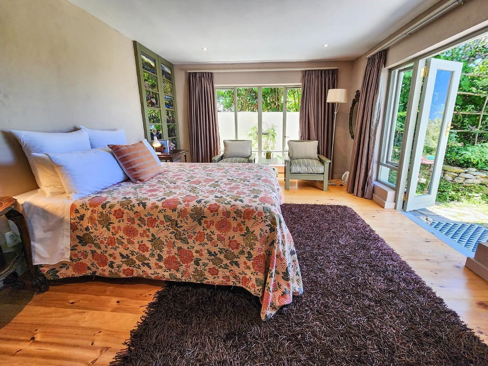 Seating area, Bedroom, Garden view