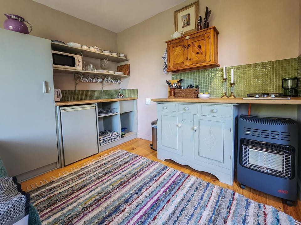 Kitchen or kitchenette, Bedroom, minibar, stove
