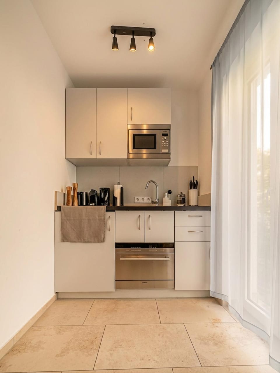 Coffee/tea facilities, Kitchen or kitchenette, stove