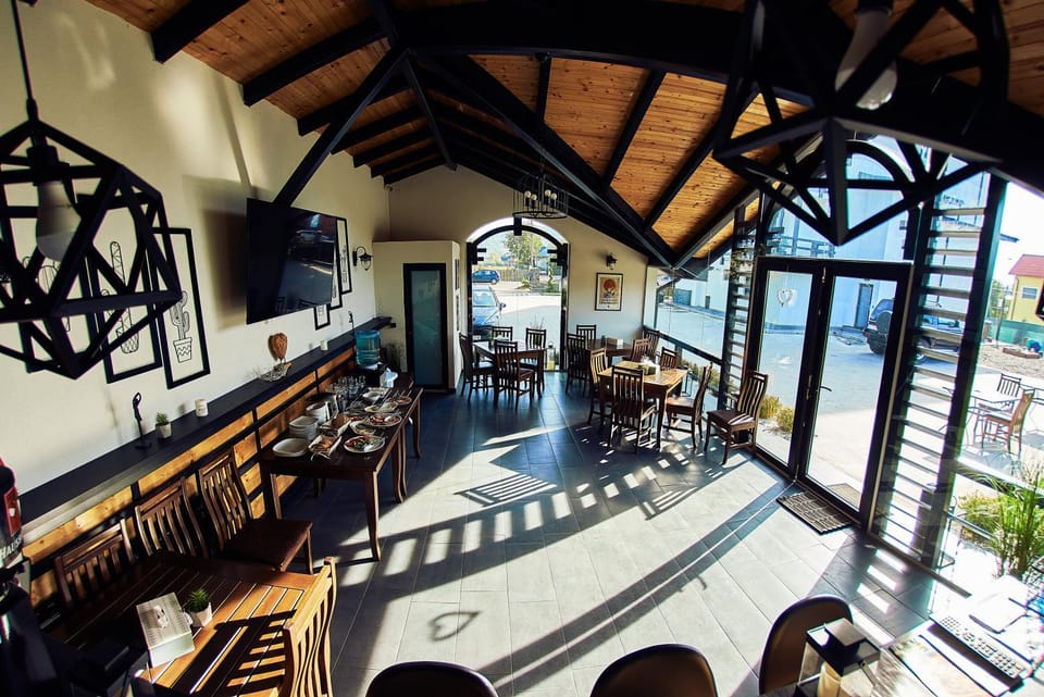 Restaurant/places to eat, Banquet/Function facilities, Seating area, Meeting/conference room