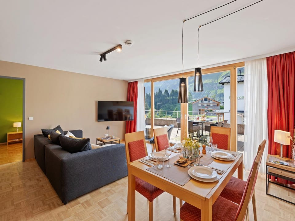 TV and multimedia, Living room, Seating area, Dining area