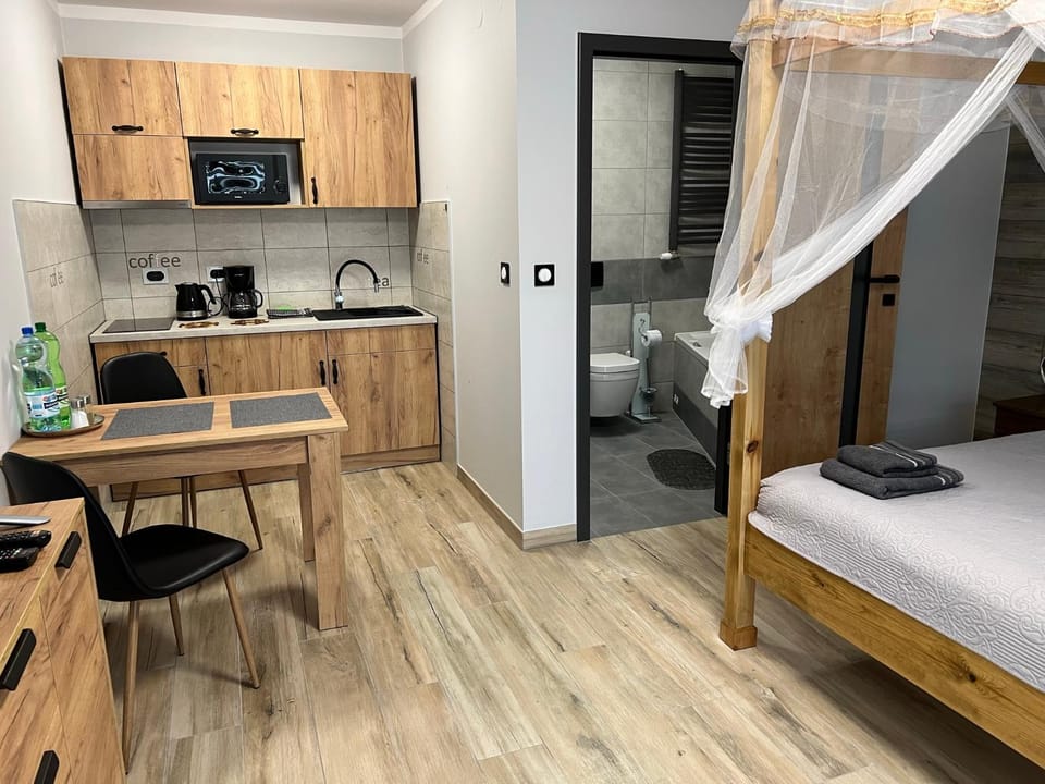 Coffee/tea facilities, Kitchen or kitchenette, Photo of the whole room, Dining area, minibar, stove