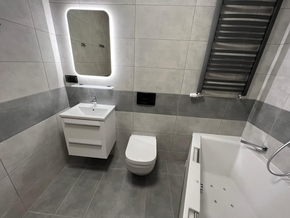 Toilet, Hot Tub, Bathroom, Bath