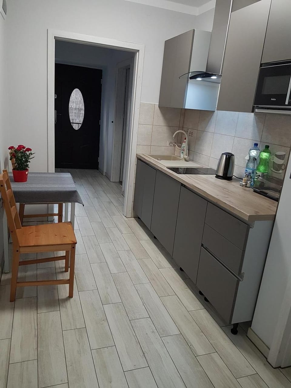 Kitchen or kitchenette, minibar, stove