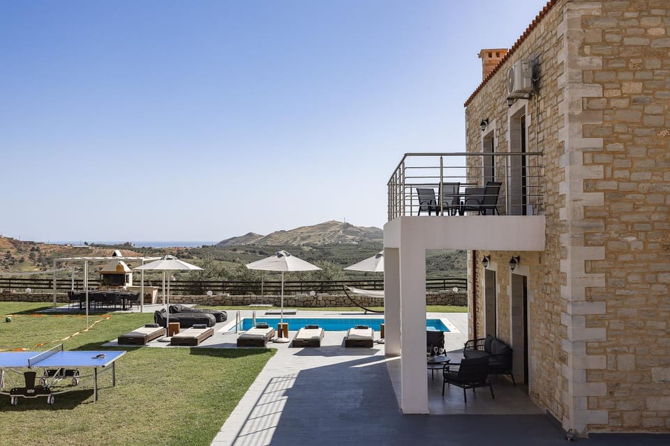 Property building, View (from property/room), Mountain view, Swimming pool, sunbed