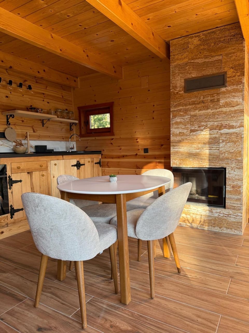 Kitchen or kitchenette, Dining area, minibar, pet friendly