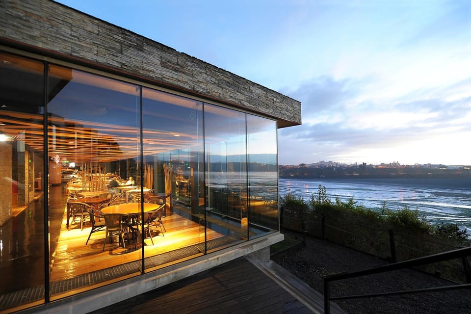 Property building, Restaurant/places to eat, River view