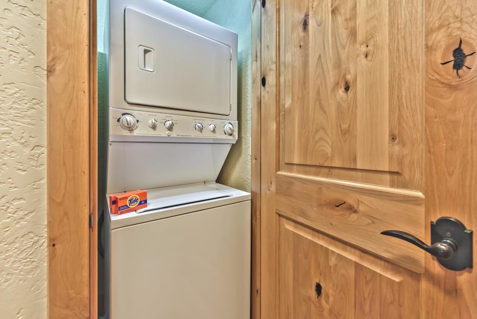Steps to skiing, hotel room, mountain views, shared hot tub, sauna, steam room, fitness room 223A House in Wasatch County
