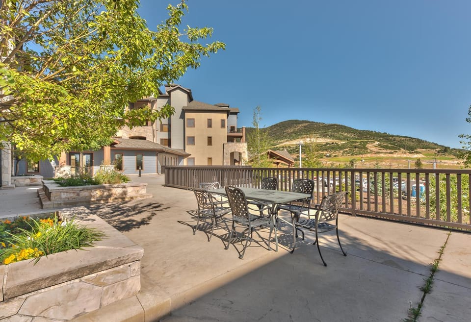 Steps to skiing, resort property, mountain views, shared hot tub, sauna, steam room 223C House in Wasatch County