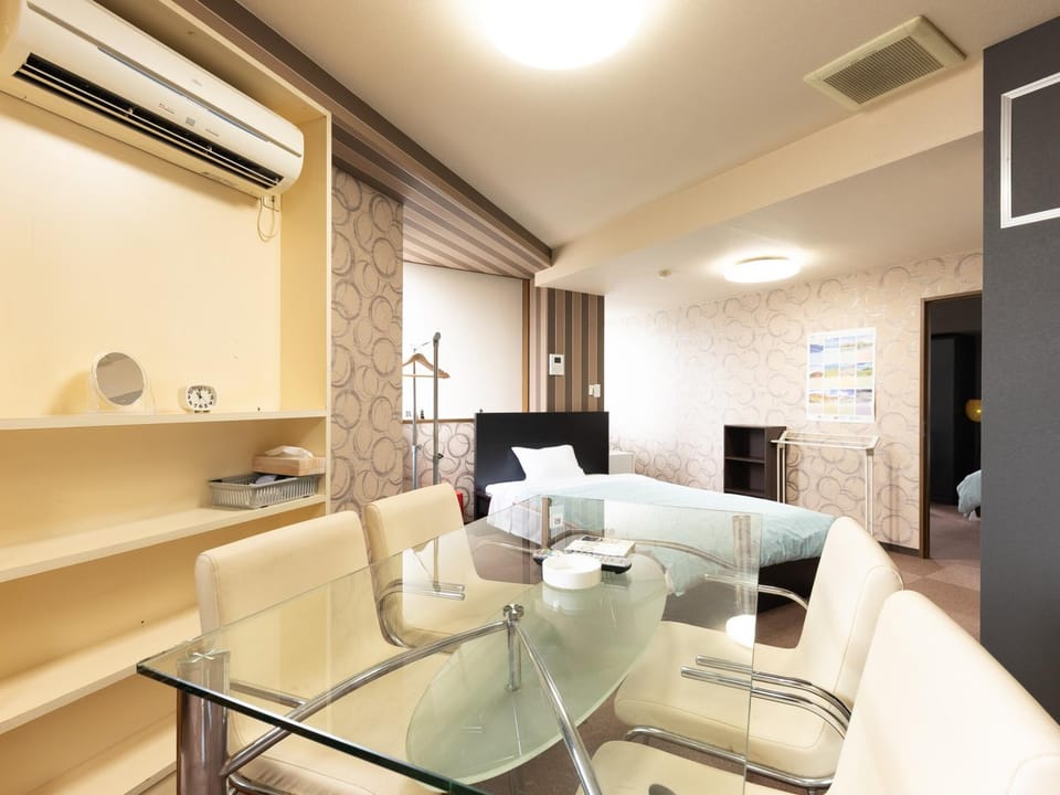 Bed, TV and multimedia, Living room, Photo of the whole room, Seating area, Dining area, Bedroom, air conditioner