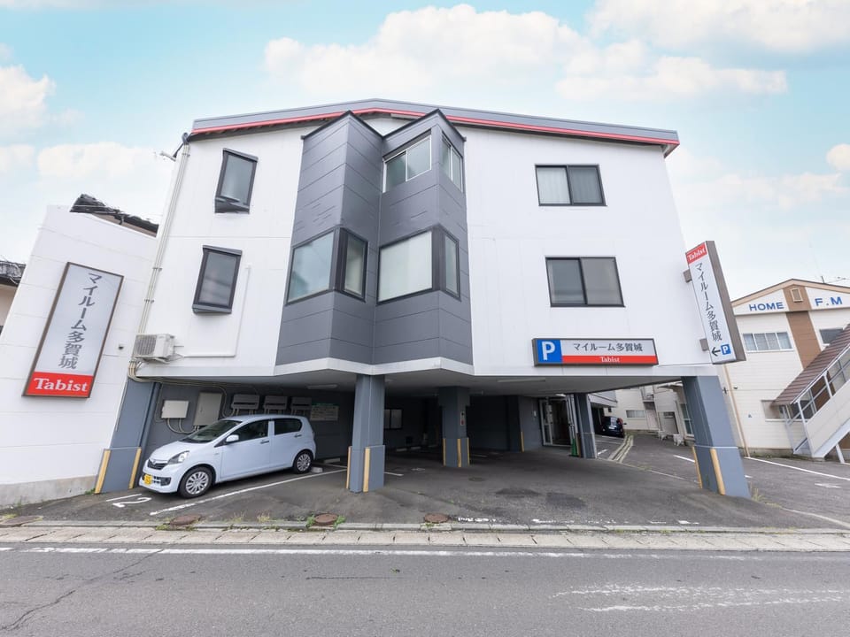 Property building, Day, Neighbourhood, Street view, Location, Parking