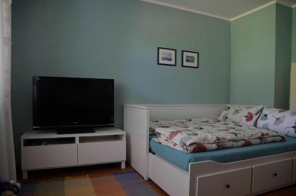 Bed, TV and multimedia, Bedroom