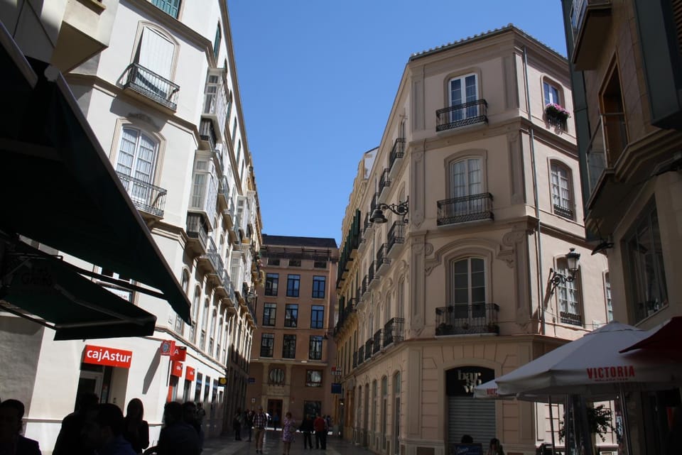 Facade/entrance, Neighbourhood