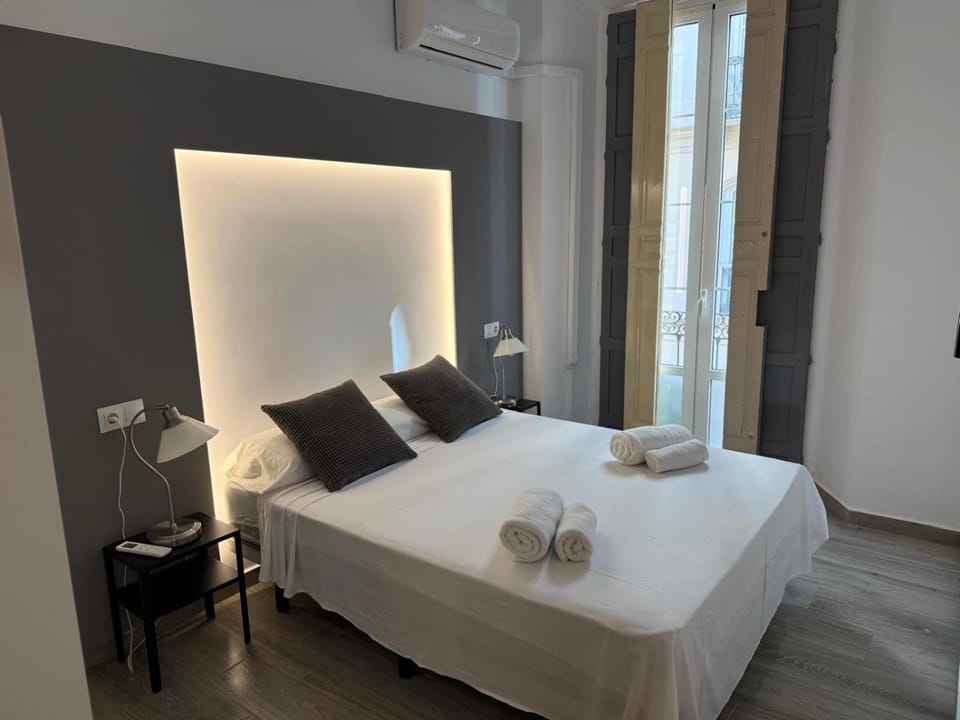 Bed, Photo of the whole room, Bedroom