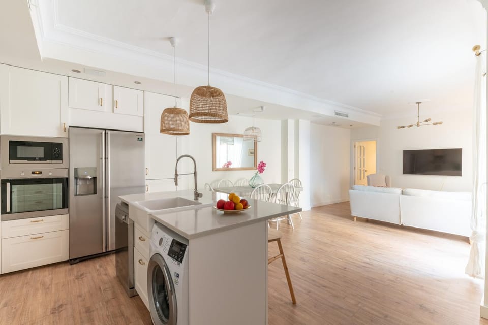 TV and multimedia, Kitchen or kitchenette, Living room, Photo of the whole room, Seating area, Dining area