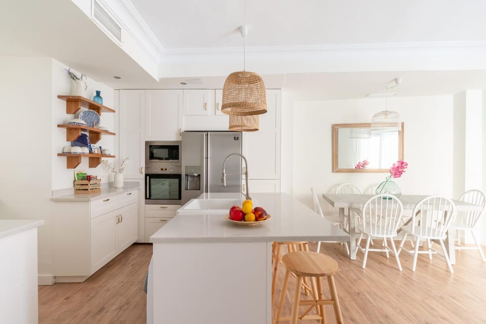 Kitchen or kitchenette, Dining area, minibar, pet friendly