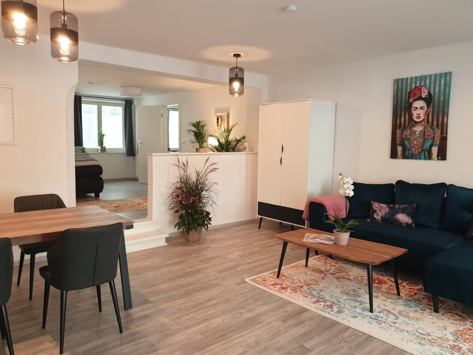 TV and multimedia, Living room, Seating area, Dining area