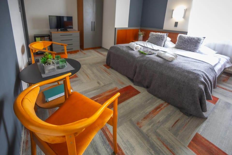 Bed, TV and multimedia, Photo of the whole room, Seating area, Bedroom