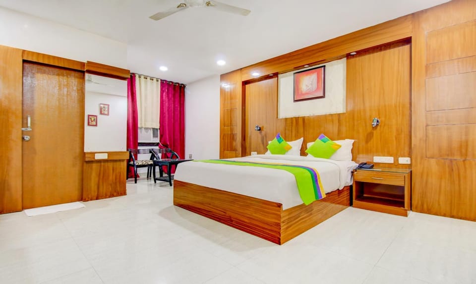 Bed, Photo of the whole room, Bedroom, fireplace