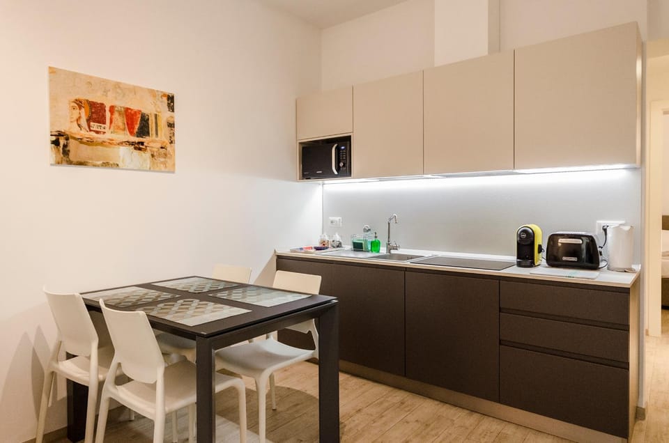 Coffee/tea facilities, Kitchen or kitchenette, Dining area