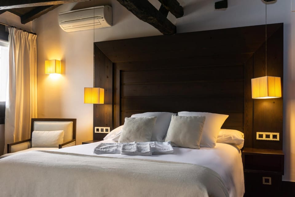 Bed, Photo of the whole room, Bedroom, towels, air conditioner