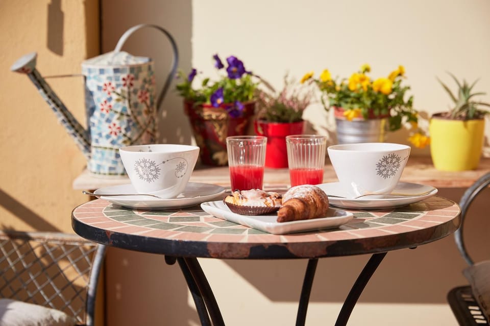 Property building, Balcony/Terrace, Decorative detail