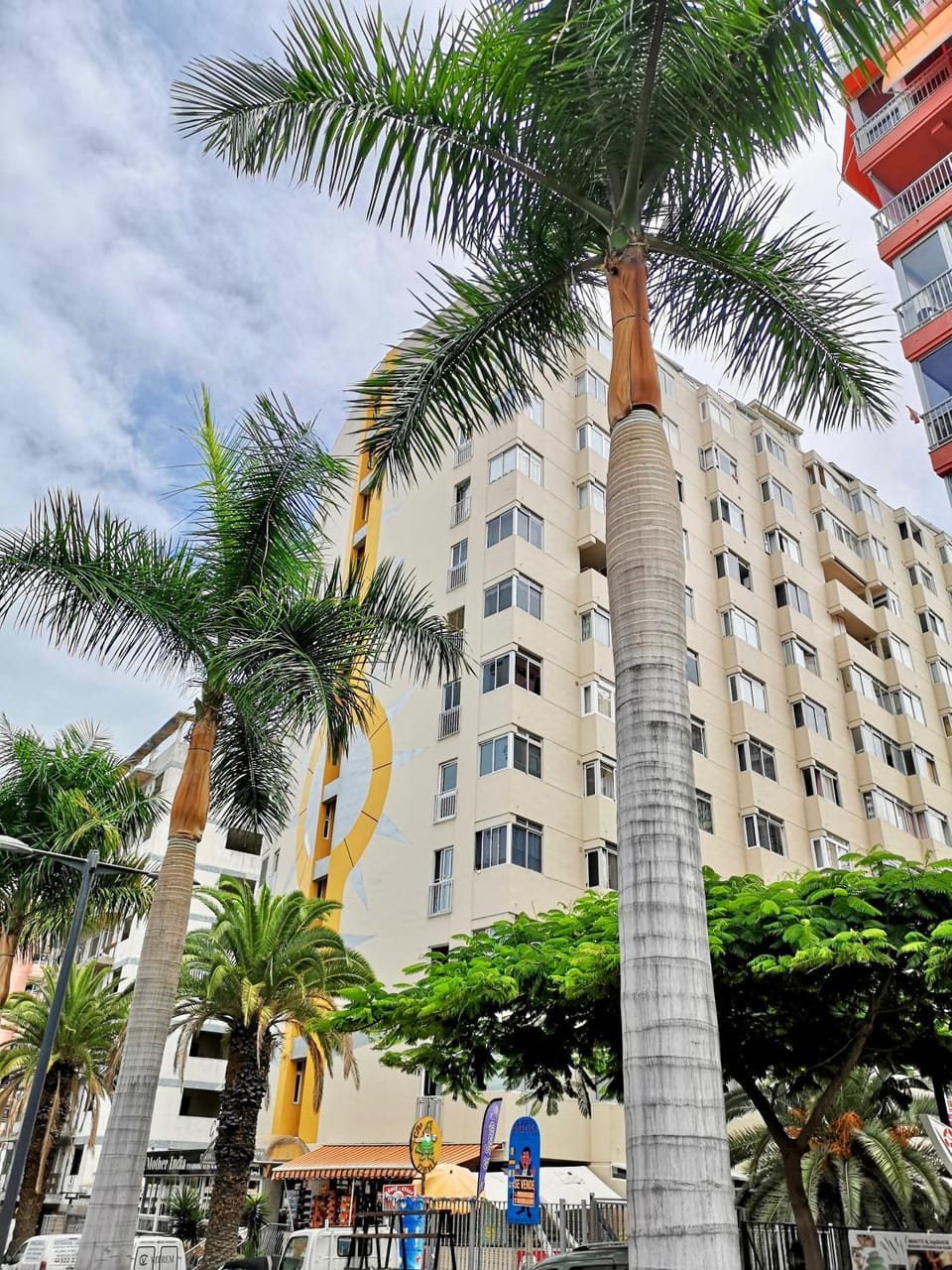 Property building, Restaurant/places to eat, Facade/entrance, Off site, People, People, Neighbourhood, Activities, Animals, Animals, Pets, Pets, City view, Shopping Area, Location, heating, internet, pet friendly, pet friendly, safe, towels, elevator, air conditioner