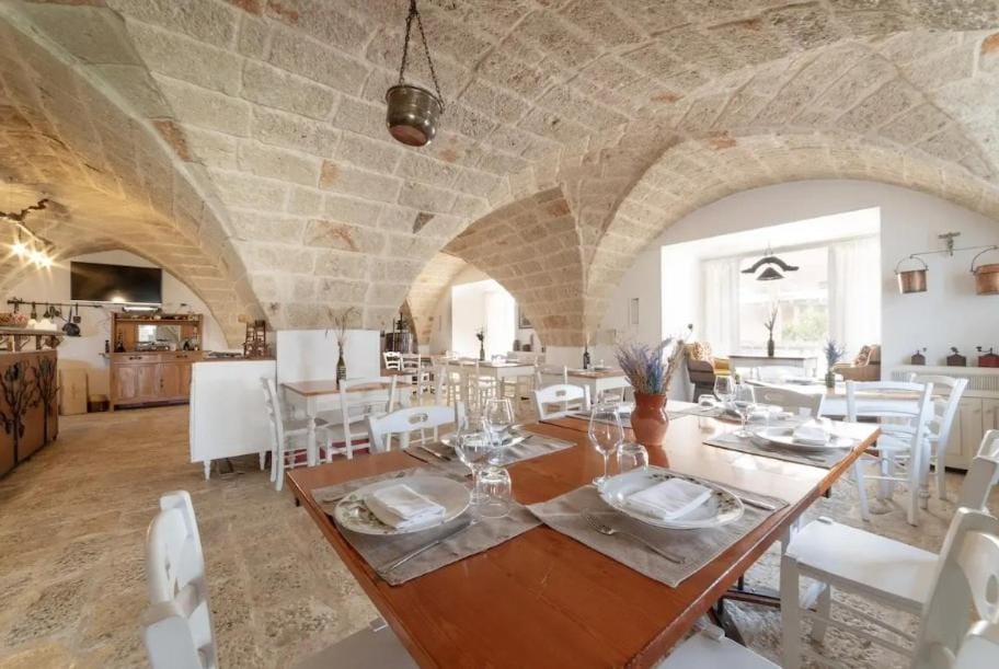 Restaurant/places to eat, Dining area