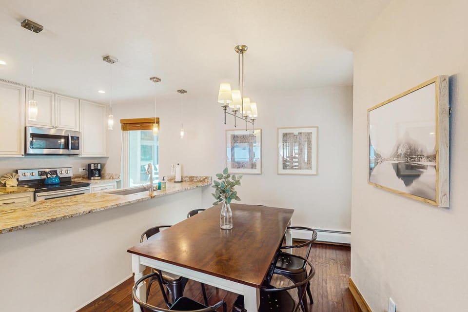 Golf & Ski Premier Apartment in Eagle County