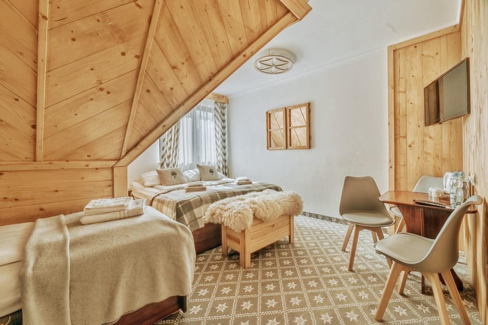 Bed, TV and multimedia, Living room, Photo of the whole room, Seating area, Bedroom