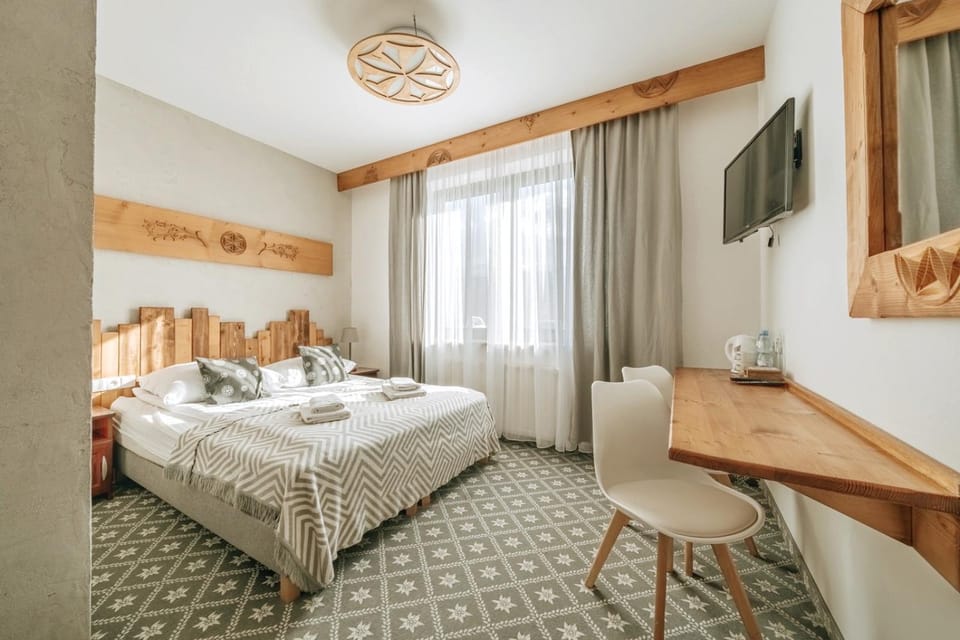 Bed, TV and multimedia, Bedroom, towels