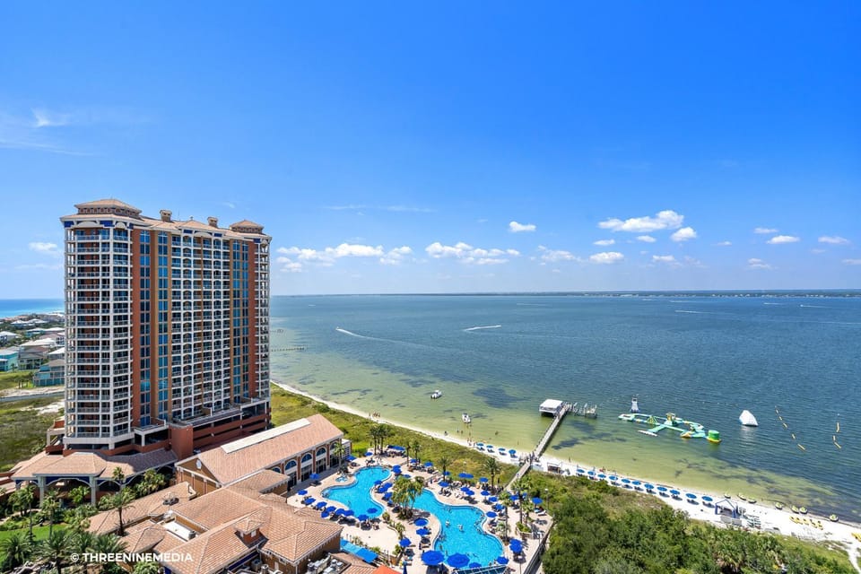 Property building, Natural landscape, Bird's eye view, Balcony/Terrace, Beach, Pool view, Sea view, Swimming pool