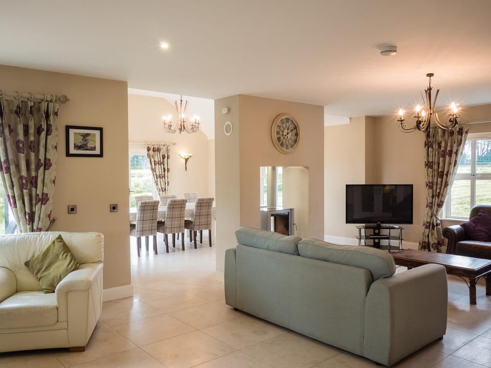 TV and multimedia, Living room, Seating area, Dining area