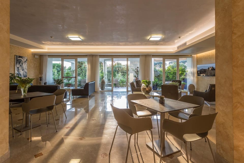 Communal lounge/ TV room, Lounge or bar