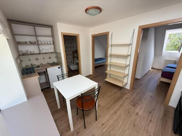Kitchen or kitchenette, Seating area