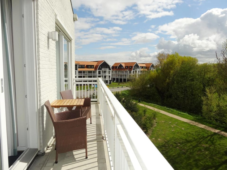 Balcony/Terrace, Street view