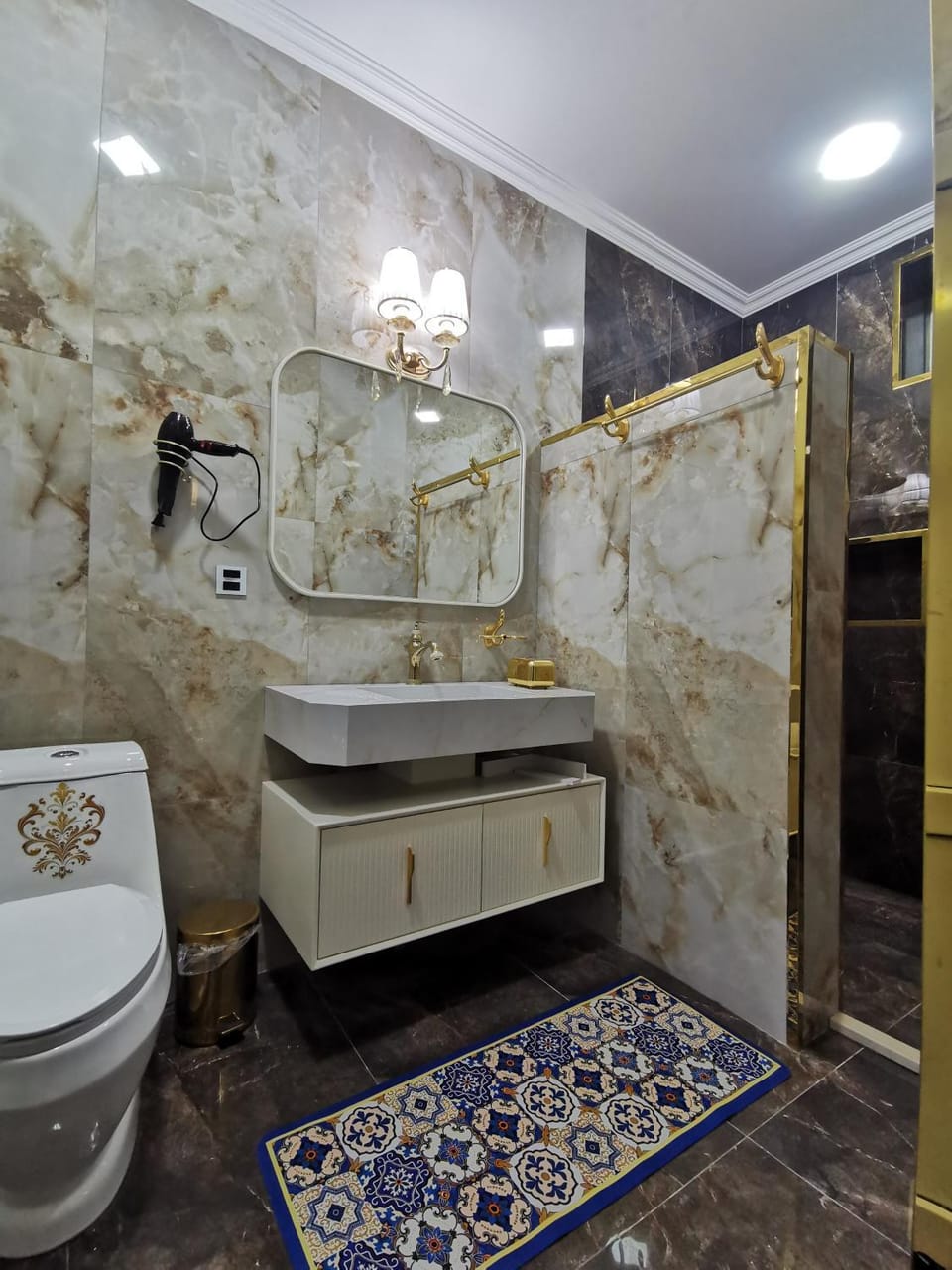 Shower, Toilet