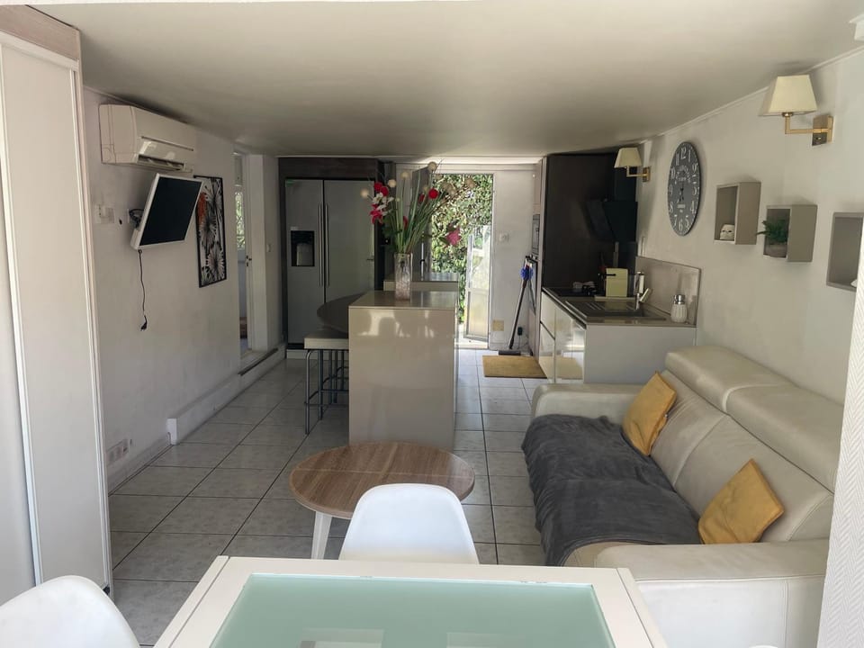 TV and multimedia, Kitchen or kitchenette, Living room, Seating area, Dining area, oven