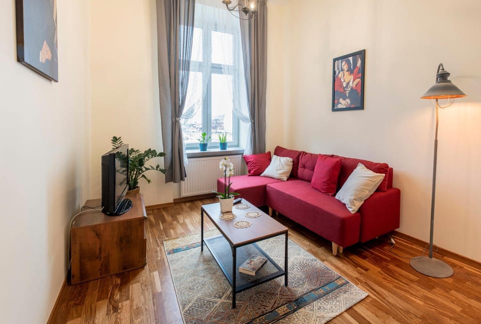 Bed, Day, TV and multimedia, Living room, Photo of the whole room, Seating area