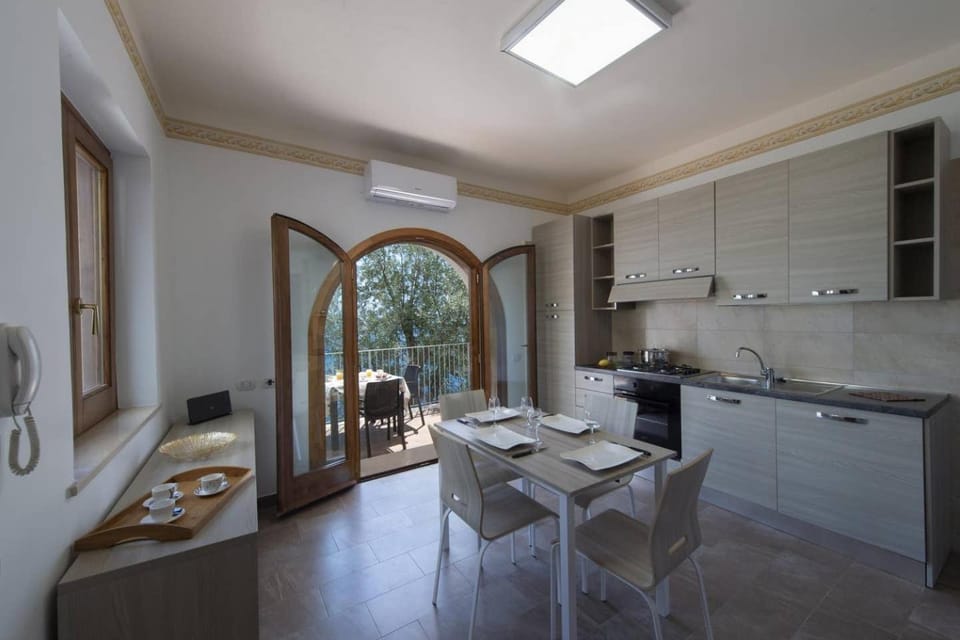 Kitchen or kitchenette, Seating area, Communal kitchen