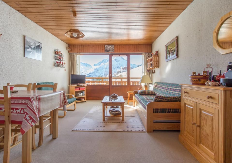 Bed, Living room, Dining area, Mountain view