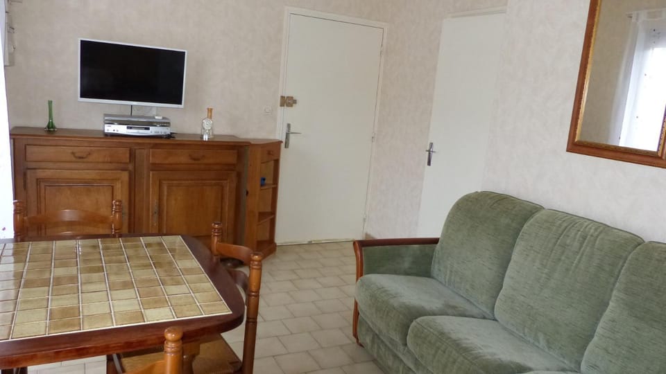Communal lounge/ TV room, TV and multimedia, Living room, Seating area, Dining area