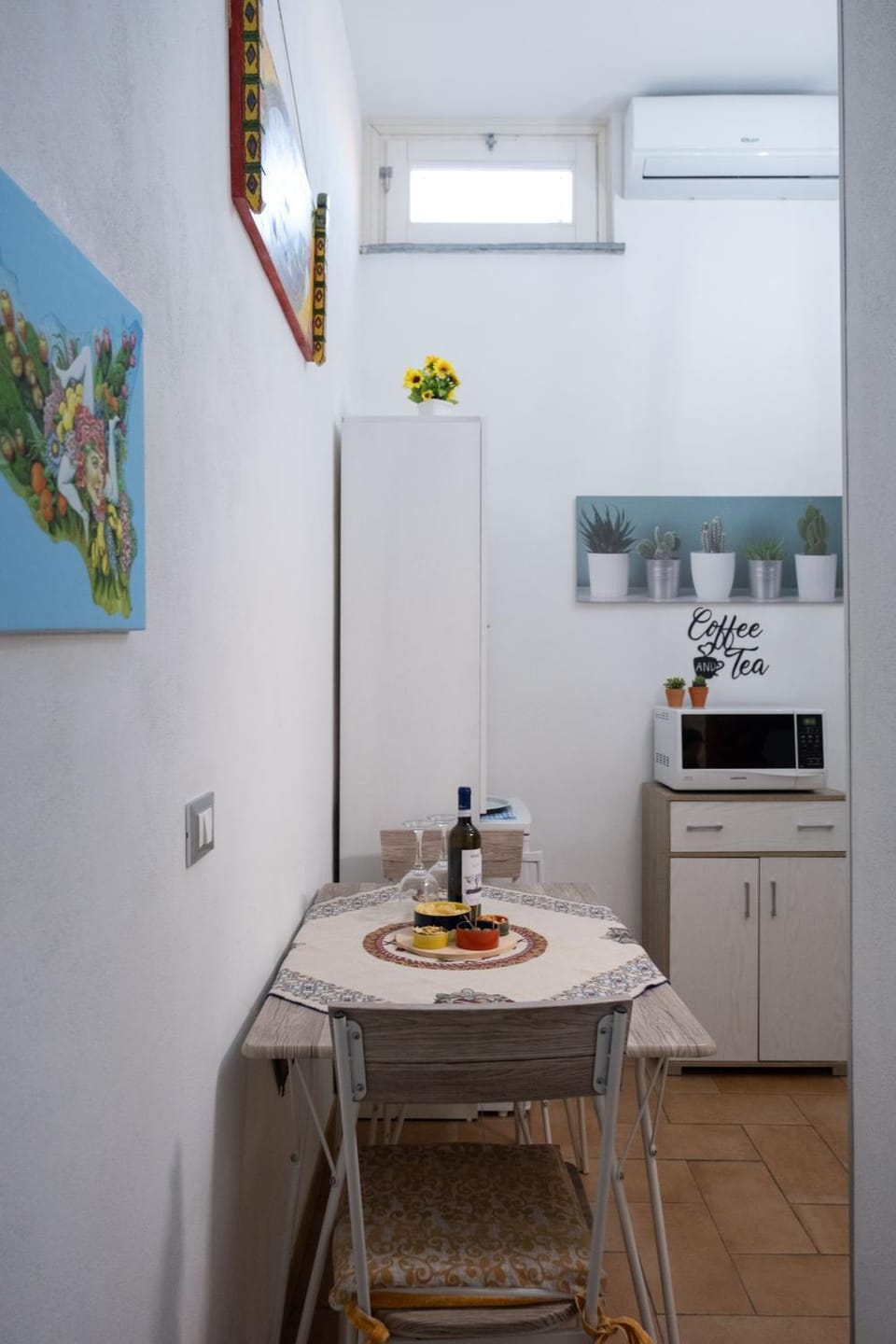 Kitchen or kitchenette, Dining area, stove