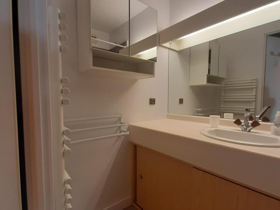 Studio cabine avec balcon, vue montagnes proche centre village - FR-1-515-68 Cabin in Provence-Alpes-Côte d'Azur