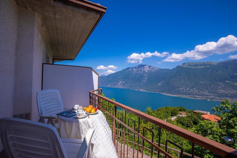 Balcony/Terrace, Lake view, Mountain view